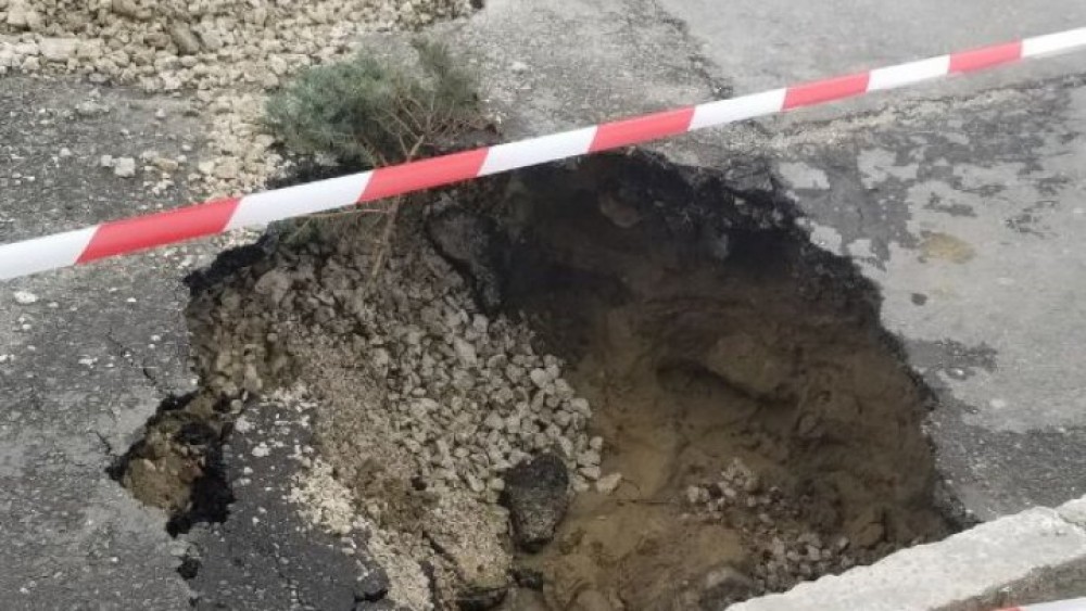 FOTO // Atenție șoferi. În mijlocul unei străzi din Capitală s-a format o groapă imensă